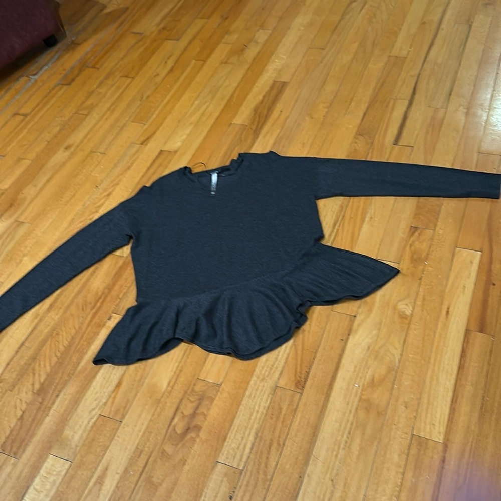 Kensie gray sweater with ruffle bottom. Oversized